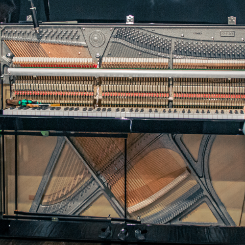 What does Straightstrung and Overstrung mean on an upright piano?